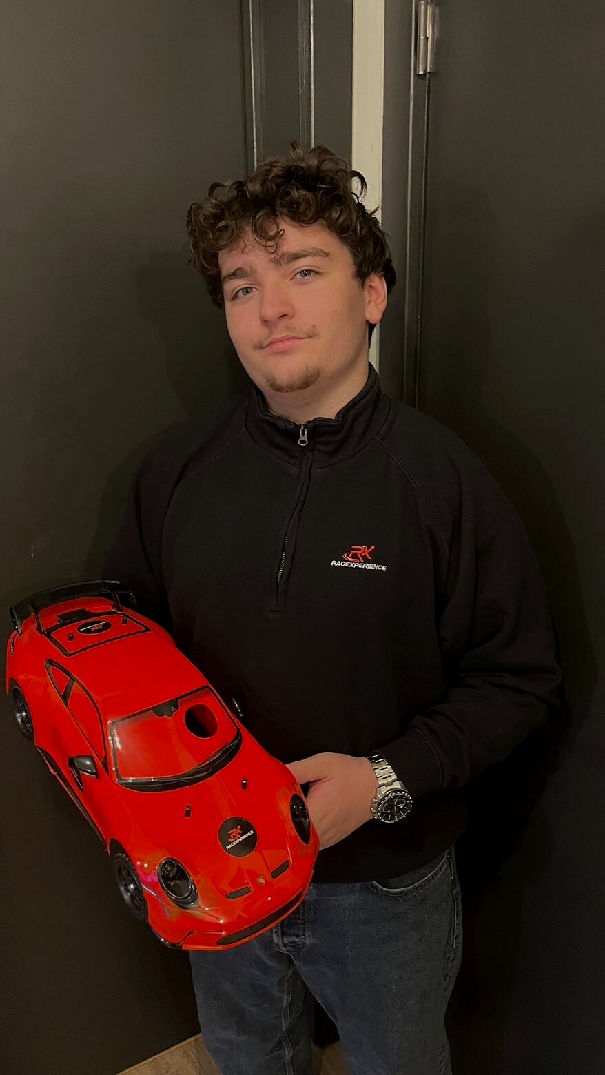 Justin Streuve, fondateur de RaceXperience, tenant la carrosserie du prototype